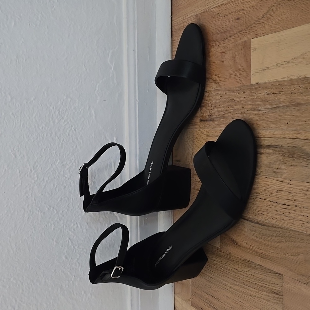 SIZE 14 NWOT Amazon Essentials Low Strappy Sandals